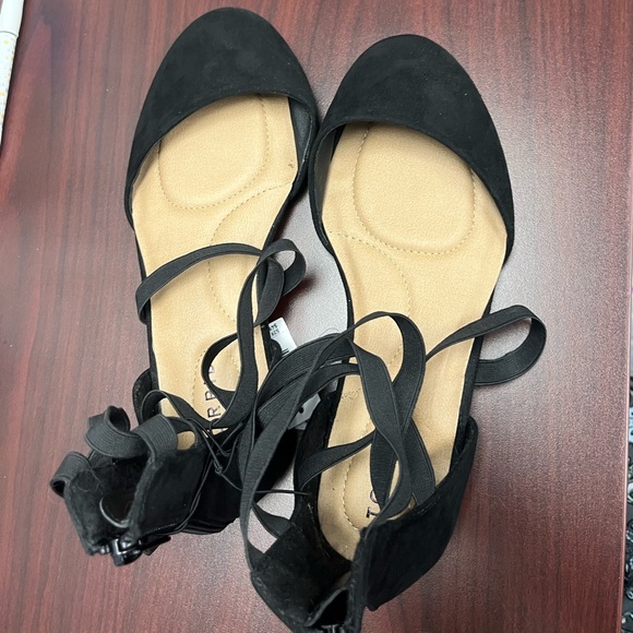 Torrid Faux Suede Strappy Flat Size 8W NWT - Picture 7 of 7